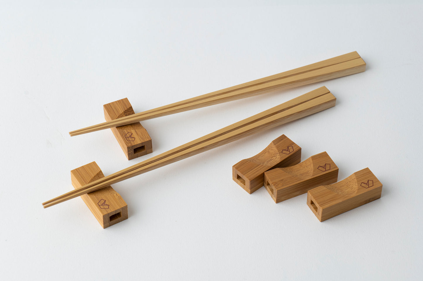 Kimono Mom Donabe (Small) & 2 pairs of Bamboo Chopsticks & Chopstick Rest (5pcs) Set