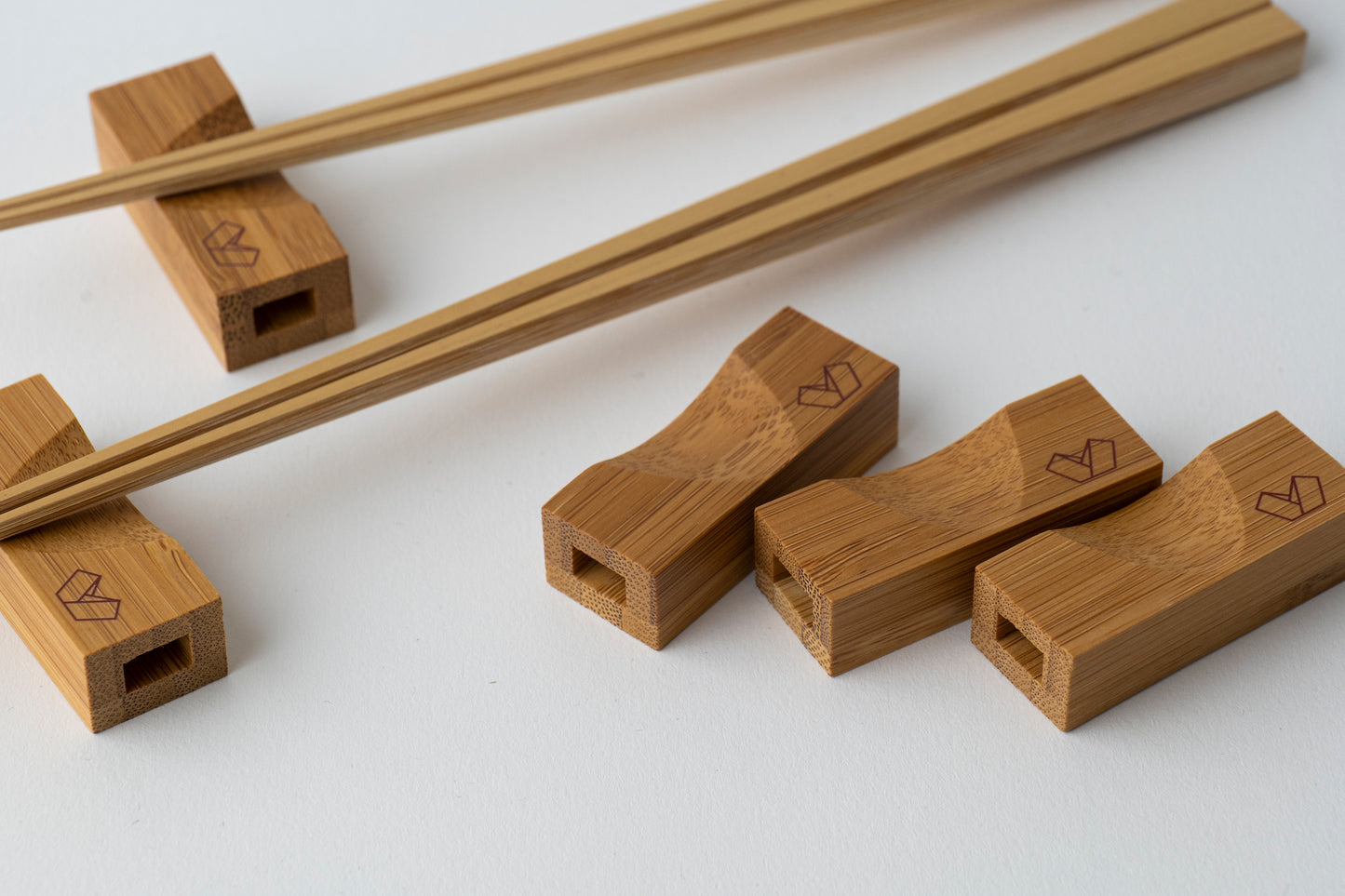 Kimono Mom Donabe (Small) & 2 pairs of Bamboo Chopsticks & Chopstick Rest (5pcs) Set
