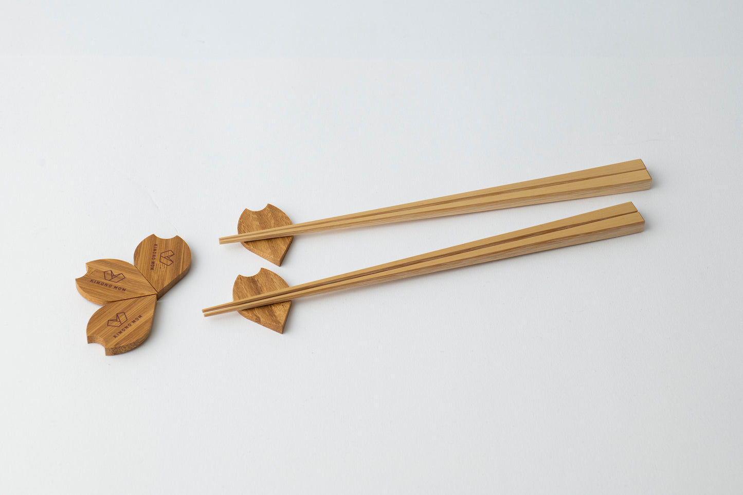 Kimono Mom Donabe (Small) & 2 pairs of Bamboo Chopsticks & Bamboo Chopstick Rest (5pcs) : Cherry Blossom Set